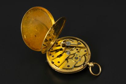 Montre de col en or gravé de fleurs, le cache-poussière...