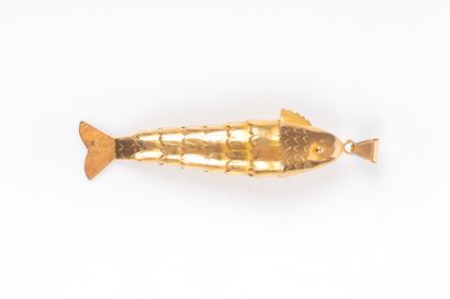 Pendentif en or en forme de poisson articulé....