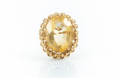 Importante bague en or sertie d'une pierre...