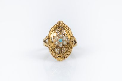 Bague marquise en or, sertie d'une turquoise...