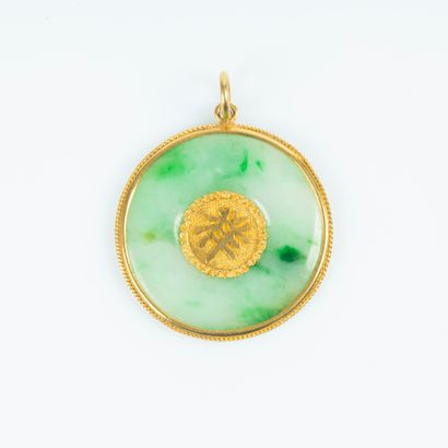 Pendentif en or serti d'un disque de jade....