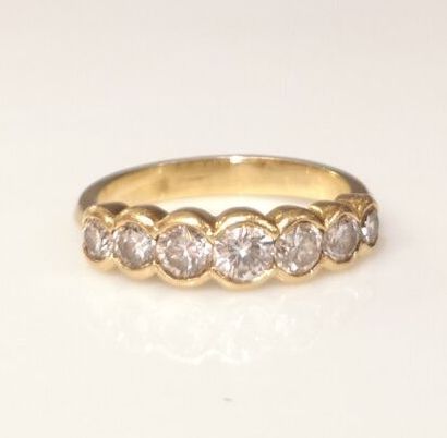 Alliance en or ornée de 7 diamants taille...