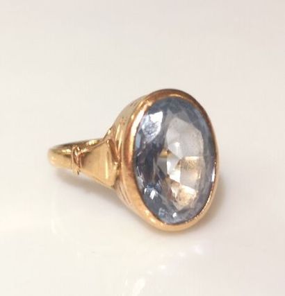 Bague en or sertie d'une aigue-marine en...