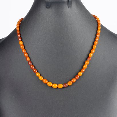 Collier de perles d'ambre oblongues en chute...