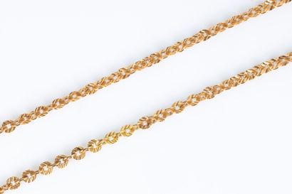 Collier en or maille ovale ciselée. 46 cm....