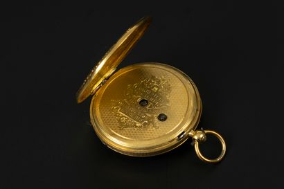 Montre de col en or gravé de fleurs, le cache-poussière...