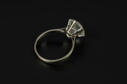 Bague solitaire en or gris et platine sertie...