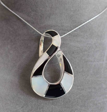 Pendentif en argent massif sur sa chaine...