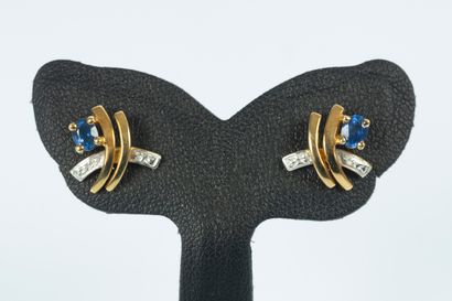 Paire de clous d'oreilles en or de deux tons...