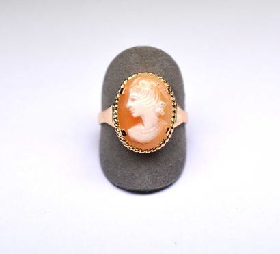 Bague or jaune sertie d'un camée à profil...