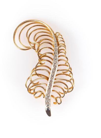 Broche plume en or de deux tons sertie de...