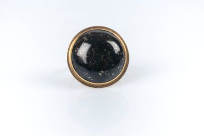 Bague en or sertie d'une pierre fine ronde...