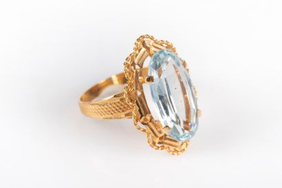 Bague en or sertie d'une aigue-marine ovale....