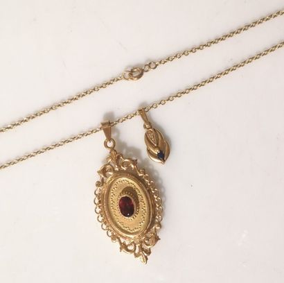 Chaîne en or maille ovale et 2 pendentifs...