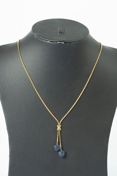 Collier en or retenant en négligé deux coeurs...