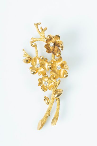 Broche en or de deux tons, une branche ornée...