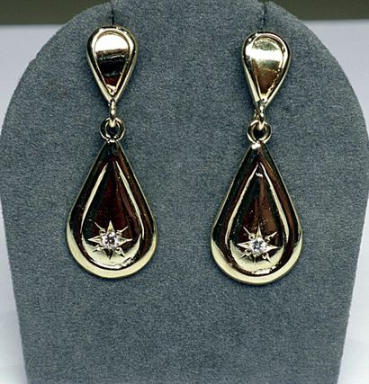 Paire de boucles d'oreilles en or serties...