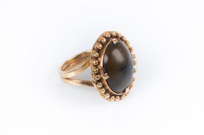 Bague en or sertie d'une pierre fine ovale...