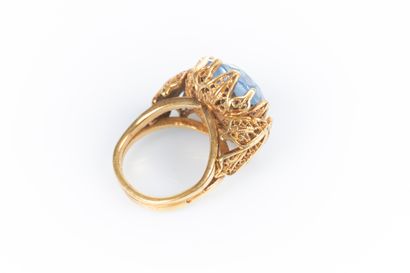 Bague en or sertie d'une pierre bleue ronde...