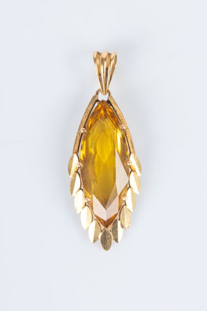 Pendentif en or sertie d'une pierre jaune...