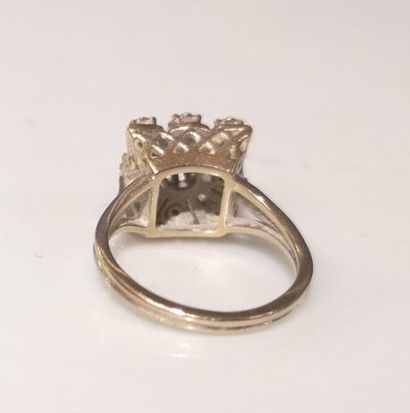 Bague marguerite carrée en or gris sertie...