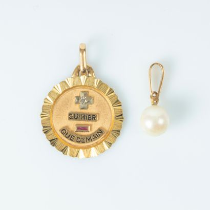 2 pendentifs en or, l'un serti d'une perle...