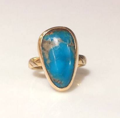 Bague en or sertie d'une turquoise cabochon....