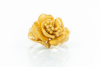 Bague en or dépoli à motif d'une fleur ouverte....
