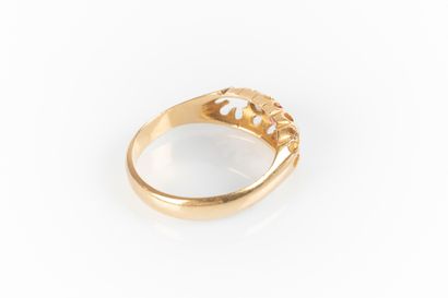 Bague en or sertie d'un rubis et 2 petits...