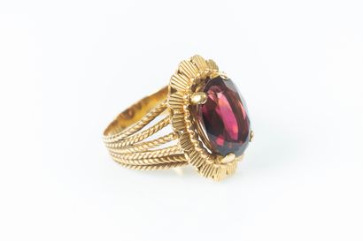 Bague en or sertie d'une améthyste ovale,...
