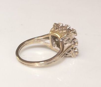 Bague marguerite carrée en or gris sertie...