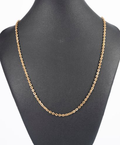 Collier en or maille ovale ciselée. 46 cm....