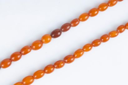 Collier de perles d'ambre oblongues en chute...