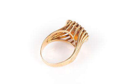 Bague en or sertie d'une importante pierre...