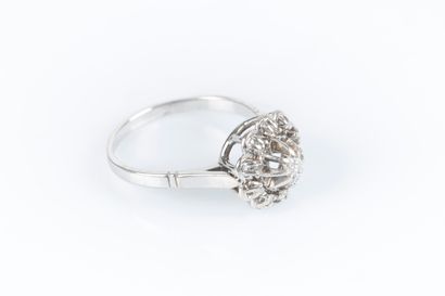 Bague marguerite en or gris sertie de petites...