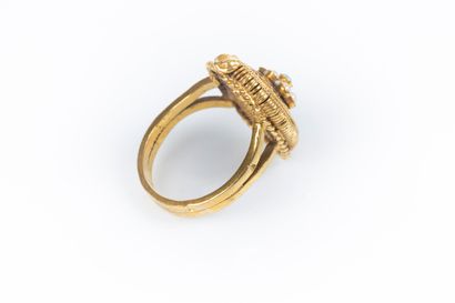 Bague marquise en or, sertie d'une turquoise...