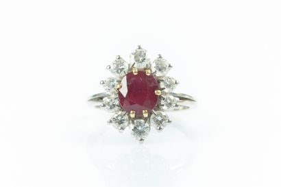 Bague en or gris sertie d'un rubis ovale...