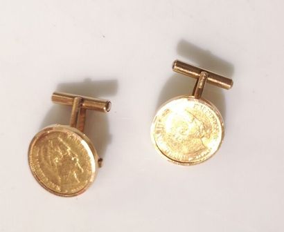 Paire de boutons de manchettes en or sertis...
