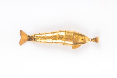 Pendentif en or en forme de poisson articulé....