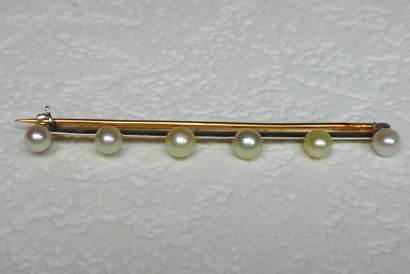 Broche bicolore sertie de 6 perles de culture...