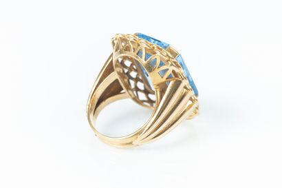 Importante bague en or sertie d'une pierre...