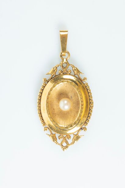 Pendentif porte-photo en or serti d'une perle...