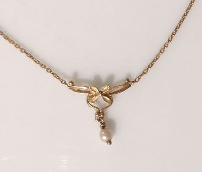 Collier en or orné d un motif central fleuri...