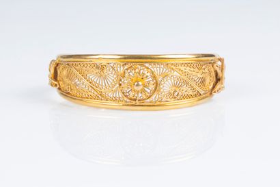 Bracelet rigide ouvert en or filigrané à...