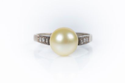 Bague en or gris sertie d'une perle de culture...