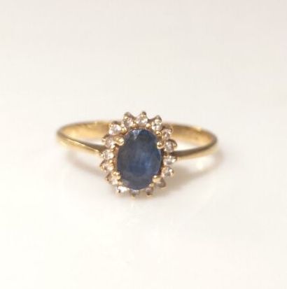 Bague en or sertie d'un saphir ovale pesant...