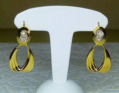 Paire de boucles d'oreilles pendantes sertie...