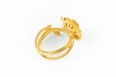 Bague en or dépoli à motif d'une fleur ouverte....