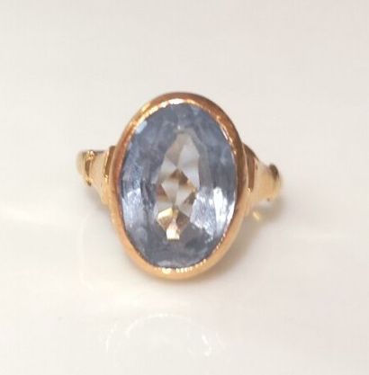 Bague en or sertie d'une aigue-marine en...