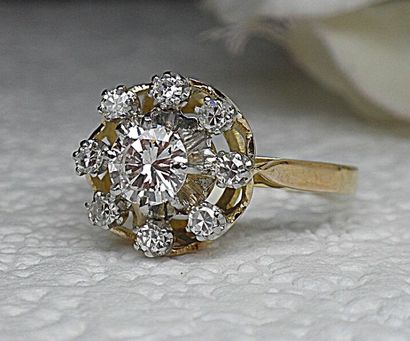 Bague marguerite en or sertie d'un diamant...